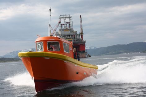 Orange arbeidsbåt på havet