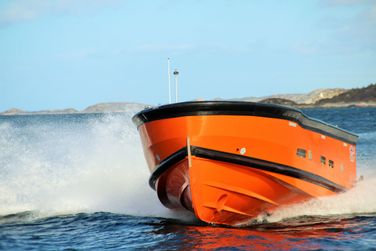 Båt på havet på dagtid