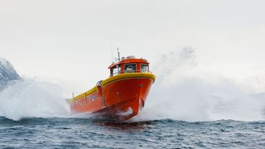 30ft Seismic Workboat i stor bølge