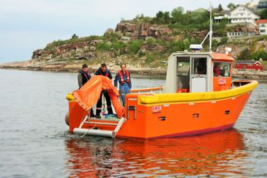Orange arbeidsbåt fra Jemar