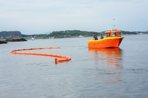Arbeidsbåt på havet på dagtid