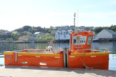 Orange båt ved kai