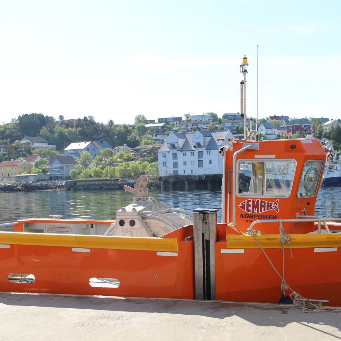 Orange båt ved kai
